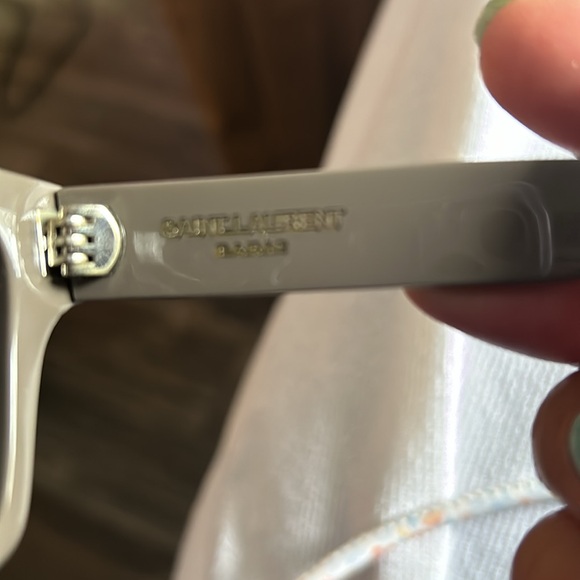 A pair of saint laurent sunglasses - Picture 4 of 5